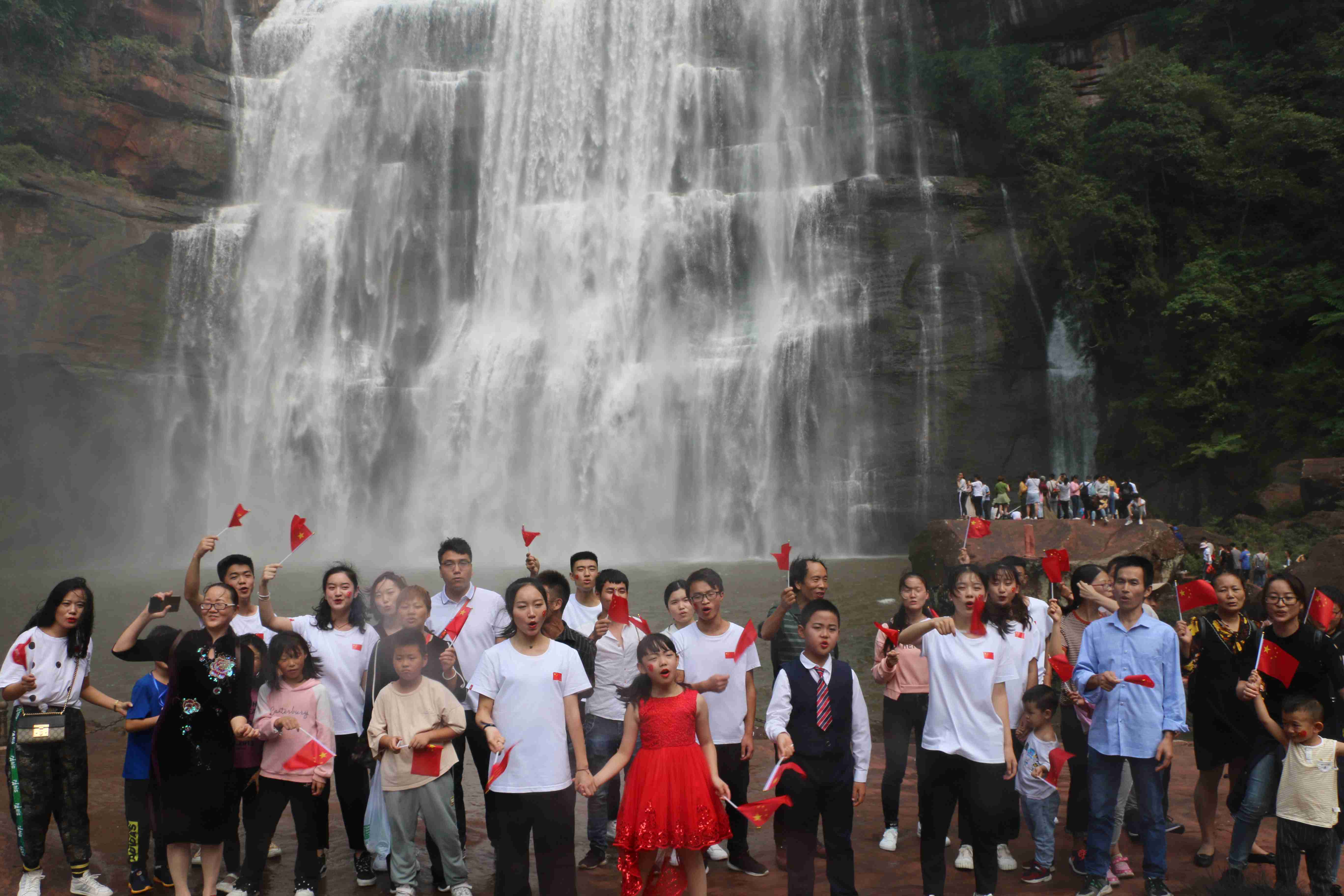 游客聚集赤水大瀑布 万人签名写祝福语向祖国告白